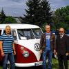 Veteranen der Autobranche waren in Rimpar zu bestaunen (von links): Michael Heid, Herbert Hörrmann und Bürgermeister Burkard Losert vor einem VW-Bus T 1 aus dem Jahre 1963.