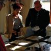Stadtarchivar Peter Weidisch zeigt den Besucherinnen vom Frauenring alte Dokumente.