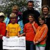 Scheck für die Lebenshilfe Bad Kissingen: Schulleiter Roland Schmidt (von links) mit Kindern und dem Elternbeirat Kristina Streit, Martin Muth, Alexandra Höchemer und Ruth Metz.