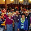 (cr)   Seit dem Bayern-3-Dorffest ist zwischen der Gemeinde Knetzgau und dem Finalgegner Irchenrieth eine engere Beziehung entstanden. Im Rahmen einer Landfrauenlehrfahrt unternahmen in den vergangenen Wochen 500 Landfrauen unter Leitung von Kreisbäuerin Christa Kick mit neun Bussen aus Irchenrieth und dem Landkreis Neustadt/Waldnaab eine Erkundungstour nach Knetzgau. Gemeindemitarbeiter Roland Johannes hatte das Besuchsprogramm mitgestaltet und die Türen zu innovativen Betrieben geöffnet. Bei einem Frühstücksbuffet zeigten Helga und Roland Mäder die Betriebsentwicklung und die Besonderheiten ihrer „Mäders Scheune“. Anschließend wartete in Zell am Ebersberg die Familie Endres auf ihrem „Weiki-Hof“. Hier erfuhren die Gäste aus der Oberpfalz Interessantes über Obstbau, Früchtetrocknung und die Erzeugung von Bränden und Likören. Im Schmitt'n Hof in Wohnau präsentierten Eva-Maria und Erwin Schmitt ihren Erlebnisbauernhof und luden zum Mittagessen ein. An der Schlossanlage in Oberschwappach stand der Kräuterladen von Heilkräuterexpertin Elisabeth Schertel auf dem Programm. und Kuchen gab es im Schlossrestaurant „Zeitlos“. Der ereignisreiche Tag endete mit einer Weinprobe und einer fränkischen Brotzeit bei Bettina und Udo Vogt in „Udos Heckenwirtschaft“. Unser Bild zeigt Helga und Roland Mäder von „Mäders Scheune“ in Knetzgau mit der Irchenriether Kreisbäuerin Christa Kick und Knetzgaus Gemeinderätin Elisabeth Ambros (von links).