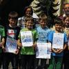 So sehen Sieger aus: Heinz-Jürgen Philipp, Rektor der Saaler Schule, ehrte erfolgreiche Schulschwimmer beim Kreisentscheid. Mit reichlich Applaus der Klassenkameraden konnten auch Helga Wasser und Karl Hofmann (hinten) gratulieren, die für den Schwimmsport in der Schule verantwortlich sind.
