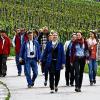 Flott durch die Weinberge: Eibelstadts Weinprinzessin Mona Fröhling (rechts) führt die Wanderer an.