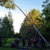 (rs)   Auch in diesem Jahr wurde von der evangelischen Landjugend in Sulzdorf traditionell der Pfingstbaum aufgestellt. Der Baum, der in diesem Jahr stolze 31 Meter hatte, wird nach altem Brauch mit Schwalben und Muskelkraft von den Burschen des Ortes aufgestellt. Natürlich wird der stattliche Baum über die Nacht auch mit Argusaugen bewacht, damit die Burschen aus den umliegenden Ortschaften nicht die Möglichkeit bekommen, das Exemplar abzusägen.