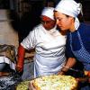 Lecker: Beim Backtag wurde früher zum Schluss der Zwiebelplootz in den heißen Ofen geschoben. Den dünnen, mit Zwiebeln und Speck belegten Brotteig und knuspriges Bauernbrot können Besucher des Freilandmuseums am Samstag kosten.
