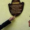 (gz)   Seit 1988 zieren Gedenktafeln in Antiqua-Schrift zwölf attraktive Besichtigungspunkte in Veitshöchheim. Nun ließ das Kulturamt der Gemeinde mit einem Aufwand von 5500 Euro fünf weitere Informationsschilder fertigen und zwei aufgrund neuer Erkenntnisse ändern. Eines der neuen durch den Bauhof installierten Schilder, das Bürgermeister Rainer Kinzkofer zusammen mit seiner Kulturreferentin Dr. Martina Edelmann auf dem Foto in Augenschein nimmt, ziert den vor einem Jahr für 1,7 Millionen Euro generalsanierten Ratskeller. Wie bereits die Schilder aus dem Jahr 1988 wurden sie aus Aluminium gefertigt, zweifach farbig grundlackiert, per Hand beschriftet und jeweils mit einem UV- witterungsbeständigen Klarlack versehen. Weitere Info-Schilder zieren jetzt auch das Kehr‘sche Haus (Bahnhofstrasse), das ehemalige Gasthaus „Zur Blauen Traube“, die Vitusschule und den Martinsbrunnen.