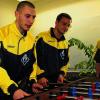 Hauptsache Fußball: Adam Köpplin (links) spielt beim Post SV Bad Kissingen mit dem großen Ball und hier mit seinen Teamkollegen im Sportheim mit dem kleinen am Tisch.