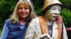 Bewundert gotische Plastiken: Hilde Würtheim mit einer Figur, die sie 2009 für die Ausstellung „Die letzten Worte Jesu am Kreuz“ geschaffen hat.
