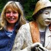 Bewundert gotische Plastiken: Hilde Würtheim mit einer Figur, die sie 2009 für die Ausstellung „Die letzten Worte Jesu am Kreuz“ geschaffen hat.