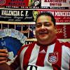 (faf)   1999 in Barcelona, 2001 in Mailand, 2010 in Madrid, 2012 in München und am Samstag in London: Holger Weininger aus Höchberg hat alle Champions-League-Endspiele des FC Bayern München live in Europas Arenen miterlebt und wird auch am Samstag im Wembley-Stadion zugegen sein, „wenn meine Bayern die Dortmunder mit 3:0 schlagen“. Der Vorsitzende des Fan-Clubs „Höchberg '94“ ist Stammgast beim deutschen Rekordmeister, die organisierten Anhänger aus dem Landkreis Würzburg sind in der Kartei des FC Bayern als „Allesfahrer“ eingestuft: „Damit bekommen wir für jedes Heimspiel in der Bundesliga, im DFB-Pokal und der Champions League bis zum Halbfinale immer 50 Karten“, sagt der 38-Jährige nicht ohne Stolz, „nur bei den Auswärtsspielen sieht es anders aus. Da müssen auch wir Losglück haben.“ Weiniger war heuer bereits mit den Bayern auf Europa-Tour: beim OSC Lille, dem FC Arsenal, beim FC Barcelona und Juventus Turin hat er das Team von Trainer Jupp Heynckes in der Königsklasse unterstützt. Vor einer Woche kam die Nachricht von der Säbener Straße: Vier Tickets hat Weiniger in der Karten-Lotterie für das deutsche Finale im Wembley-Stadion bekommen. „Alle 68 Mitglieder haben sich um Karten beworben. Jetzt sind wir 50 Mann, die am Freitagabend mit dem Bus gen London starten“, sagt Weiniger. Die Reise mit dem Bus und der Fähre sowie eine Übernachtung in Dover sind mit 200 Euro pro Person veranschlagt, etwa noch mal so viel haben die meisten für die Tickets bezahlt. „Einige von uns hatten ganz schnell Flüge gebucht, allerdings keine Karten erhalten. Sie fliegen trotzdem und hoffen, vor Ort noch was zu kriegen“, erzählt Weininger: „Wir haben ein Hotel gleich in Dover gebucht. In London sind die Preise explodiert, da hätten wir locker das Doppelte bezahlen müssen.“ Am Sonntag geht es mit der Fähre um 14 Uhr zurück nach Calais und von da wieder zurück nach Höchberg, wo die Fans in der Nacht zum Montag wieder zurück sein wollen von ihrem Trip.