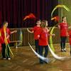 Bunte Bänder wirbeln durch die Luft: Die Poi-Swinger eröffneten den Zirkusnachmittag des Kreisjugendrings in Hendungen.