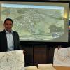 Flurnamen-Finder: Raimund Vogt aus Wonfurt (links) hat in den Gemarkungen Wonfurt, Wonfurt II (Reinhardswinden), Dampfach und Steinsfeld knapp 400 Flurnamen ausfindig gemacht. Die Karten mit den Namen überreichte er an Bürgermeister Holger Baunacher (Mitte). Da Andreas Firsching aus Wonfurt (rechts) die Ergebnisse digitalisiert hat, können sie in Kürze auf der Internet-Homepage der Gemeinde unter www.wonfurt.de eingesehen werden. Im Hintergrund ist eine Karte mit den Flurnamen von Wonfurt zu sehen – so, wie sie mittels Google Earth beäugt werden kann.