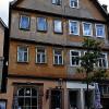 Relief und Schiffchenbrunnen: Die Hauptstraße 23 und 25 gilt nicht nur wegen ihrer zwei Eingangstüren als Doppelhaus. Auch ihre Eigentümer teilten sich die Haushälften.
