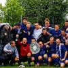 (stri)   In einem spannenden Saisonfinale hat sich der ETSV Würzburg die Meisterschaft in der A-Klasse Würzburg 1 und den Aufstieg in die Kreisklasse gesichert. Tilman Meisner hatte den Tabellenführer, dem das 1:1-Unentschieden bei Verfolger SV Theilheim genügte, um die Tabellenspitze zu behaupten, in Führung gebracht (28.). Es entwickelte sich ein intensives Spiel mit einer wahren Flut von Gelben Karten für die Gäste. In der zweiten Halbzeit drängte Theilheim auf den Ausgleich, scheiterte dabei aber oft an Torhüter Andreas Kühling. Nach dem wunderschönen Distanzschuss von Toptorschütze Jens Müller zum 1:1-Ausgleich (60.) warf der SV noch einmal alles nach vorne – vergebens. Zwar kam der Tabellenzweite, für den nun die Aufstiegsrelegation gegen die SG Margetshöchheim II ansteht, noch zu weiteren Chancen, der Siegtreffer blieb ihm aber verwährt. Unser Bild zeigt das Meisterteam (hinten von links) Bernd Berberich, Oliver Löhr, Felix Hofmann, Jürgen Pfautsch, Johannes Dörfler, Dominik Fleisch, Marco Böhm, Daniel Wegmann, Johannes Ries, Stephan Thren, Thomas Schuhmacher, Sercan Acan, Philipp Seitz, Mathias Dilling, Thomas Schielke, Freddy Grönert, Stefan Kraatz sowie (vorne von links) Ambiorix Heinz, Oliver Nöth, Andreas Kühling, Heinrich Schmitt, Dennis Limp, Mike Sonntag, Oliver Ziedler, Tilmann Meisner, Michael Geide. Weitere Bilder vom spannenden Saisonfinale finden Sie im Internet unter www.mainpost.de/sport/wuerzburg.