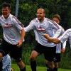 Tor zur Relegation? Maximilian Heusinger (links) hat soeben das 1:0 für Bad Königshofen erzielt. Oliver Eckardt, Patrice Wüscher und Tobias Saam (von links) gratulieren.