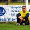 Fassungslos: Sands Daniel Rinbergas verarbeitet den Abstieg seines Teams aus der Bayernliga, der nach dem turbulenten 3:4 gegen Großbardorf am letzten Spieltag feststand. Mittelfeldspielern Rinbergas musste für Stammkeeper Markus Geier ins Tor, der kurz vor dem Ende Rot sah, Sand hatte bereits drei Mal gewechselt.