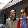 Können wieder lächeln: Elke und Bernd Schwender vor ihrem sanierten Haus. Die Rückseite (im Bild) war beim Brand stark zerstört worden.S: Michael Mösslein (3), Gerold Snater (1)