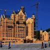 (dpa)   Ein Hotel entsteht in der chinesischen Stadt Dalian, das in seiner Form an Schloss Neuschwanstein nahe Füssen in Bayern erinnert. Die Küstenstadt Dalian im Nordosten Chinas mit sechs Millionen Einwohnern ist ein beliebtes Reiseziel. Sie ist bekannt für Gebäude und Plätze, die in der Zeit der russischen Verwaltung um 1900 entstanden.
