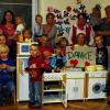 (weg)   Eine Kinderspielküche und ein Essgeschirr stiftete der Verein „Jugend mit Zukunft“ dem Zeuzlebener Kindergarten „Kunterbunt“. Die Freude der Kinder und der Kindergartenleiterin Daniela Klotzek (Dritte von links hinten) war groß. Gekocht wird ab sofort im „1. Stock des indoor-Spielhauses“. Mit der Spende in dreistelliger Höhe kommt der seit 2005 bestehende Verein aus Schweinfurt wieder einmal seiner Zielsetzung nach, Kinder und Jugendliche zu fördern. Möglich wird die Unterstützung durch Spenden, sagten die Vorsitzenden Eva-Maria Dümmler (hinten rechts) und Monika Rückel (Dritte von rechts). Ursula Erben (links), gebürtige Zeuzlebenerin, stellte die Verbindung zwischen Kindergarten und dem Verein her.
