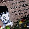 Blumen vor einer improvisierten Gedenktafel: Mehmet Turgut war das fünfte von insgesamt zehn Mordopfern der NSU.