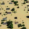 Land unter:  Dächer ragen nahe Deggendorf nach einem Dammbruch aus dem Hochwasser der Donau.