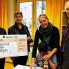 (gmv)   Schlemmen für den guten Zweck – das haben weit über 1000 Gäste beim Genießen im Dunkeln in der Lernstatt Fulda getan. Aus der achten Staffel des jährlich im Winter stattfindenden Events bei bankett-Fulda brachte Annett Linke, Leitung Administration & Organisation (Zweite von links), jetzt eine Spende über 3000 Euro mit ins Blindeninstitut Würzburg. Das Geld kommt der Ausstattung der neuen Praxis für Ergotherapie, Physiotherapie und Logopädie im Blindeninstitut zugute. Hier werden rund 500 Kinder, Jugendliche und erwachsene Menschen mit Blindheit, Seh- und Mehrfachbehinderung medizinisch-therapeutisch versorgt. „Räumlichkeiten und Grundausstattung sind vorhanden, aber besondere Einrichtungsgegenstände wie höhenverstellbare Tische oder eine Werkbank für die Ergotherapie können wir dank der Unterstützung nun anschaffen“, freut sich Klaus Hammer, Institutsleiter Erwachsene (rechts). Wie hilfreich spezifische Ausstattung ist, zeigte gleich Bewohnerin Stefanie Weyrauther mit der Ergotherapeutin Julia Adam (Zweite von rechts) beim Reiben eines Apfels. Durch eine individuell angepasste Arbeitshöhe von Stuhl und Tisch können Fähigkeiten wie das Verarbeiten von Obst geübt werden – für Menschen mit Seh- und zusätzlichen Einschränkungen wie Handfehlstellungen eine große Herausforderung. „Gerade für unsere Bewohner ist eine kombinierte Praxis mit einem solch breiten Angebot sehr wertvoll“, ergänzte Therapieleiter Jeremias Schuler (links).