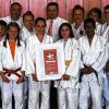 (zis)   Die Judoabteilung des 1. FC Iphofen erhält das Vereins-Zertifikat des Deutschen Judobundes. Das Zertifikat bestätigt Judovereinen/Judoabteilungen, dass sie Mitglied im Deutschen Judo-Bund e.V. und dem zugehörigen Landesverband sind. Das Vereins-Zertifikat wurde für die Jahre 2012 – 2015 verliehen, sofern gewisse Standards innerhalb des Vereins oder der Abteilung gegeben sind, teilt der FC Iphofen in einem Presseschreiben mit. Die erforderlichen Qualitätskriterien sind: qualifizierte Judotrainer, Dan-Träger im Verein, Kyu–Prüfungen nach DJB Richtlinien, regelmäßige Breitensportaktionen sowie die Teilnahme am Wettkampfbetrieb. Das Vereins-Zertifikat sichere einen Grundstandard in den Vereinen, so das Schreiben weiter. Außerdem sollen mit dem Vereins-Zertifikat Personen, die den Verein aktiv oder passiv unterstützen, gewürdigt werden. Neben den Trainern Manja und Sven Vaegler und Harald Haberkamm hat die Judoabteilung des 1. FC Iphofen nun die erste Trainerin aus eigenen Reihen: Dominice Weiglein hat 2012 den Fach-Übungsleiter Judo absolviert. Im Bild (hinten von links): Max Haberkamm, Jakob Bode, Harald Haberkamm (Trainer Breitensportgruppe), Nicola Weiglein (Trainerin Wettkampf), Frank Kristinus (FC-Vorsitzender), Dominice Weiglein (Trainerin Wettkampfgruppe), Arne Müller, Oliver Zink, Claudia Zink, Ulrike Weiglein (beide Abteilung Judo), (vorne von links): Leon Burkholz, Hannes Haberkamm, Tarah Müller, Lia-Kim Nett, Paula Kasper und Manuel Schlee.