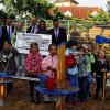 (mad)   Ein optimales Betreuungsangebot herrscht bald in Kürnach durch den Neubau von zwei Kleinkindgruppen am katholischen Kindergarten St. Elisabeth. Der evangelische Kindergarten St. Markus wurde bereits um zwei Kleinkindgruppen erweitert. Daneben wurde von beiden Kindergärten die Überarbeitung der Außenanlagen begonnen. Mit neuem pädagogischen Konzept und neuer Gestaltung soll auch im Garten für Kinder einiges erleb- und bespielbar gestaltet werden. Dies kostet viel Geld. Deshalb hat sich die Raiffeisenbank Estenfeld-Bergtheim entschieden, hier mit einer 4000 Euro-Spende zu helfen. Erwin Pfeuffer, Vorstand der Raiffeisenbank Estenfeld-Bergtheim, lobte die Einrichtungen in Kürnach: „Das Geld dient dazu, Dinge anzuschaffen, die sonst nicht möglich wären“. Heike Frankenberger und Magdalena Denike, die Leiterinnen der beiden Kindergärten, versprachen mit dem Geld Spielgeräte anzuschaffen. Im Bild: Kinder des katholischen Kindergartens mit (von links, hinten) Edgar Bauer (Raiffeisenbank Estenfeld-Bergtheim), Bürgermeister Thomas Eberth, Magdalena Denike, Klaus Pieger (Förderverein evangelischer Kindergarten), Heike Frankenberger und Erwin Pfeuffer.