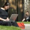 Draußen sitzen und im Internet surfen - an «WLAN-Hotspots» geht das.