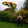 Fliegende Untertasse: 1,20 Meter Durchmesser hat das selbstbebaute Ufo von Alexander Kraus. Mit seinem Blinken und lautlosem Schweben erschreckt es wohl manchen Passanten.