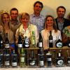 Für die Zukunft gerüstet: 15 Sommeracher Winzer einschließlich der örtlichen Winzergenossenschaft präsentierten im Rathaus einen Zukunftswein. Mit dabei Bürgermeister Elmar Henke, die Fränkische Weinkönigin Marion Wunderlich sowie die örtliche Weinprinzessin Lena Kram.