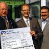 (weg)   Der „Förderverein Krankenhaus Markt Werneck“, vertreten durch seinen Vorsitzenden Dr. Hans-Michael Carl (links), freut sich über eine 500-Euro-Spende. Übergeben wurde sie nun von Thomas Bönsch (Mitte), namens der VR Bank Schweinfurt, Filiale Werneck. Derartige Spenden, so Heinrich Keller (rechts), Vorstand des Krankenhauses Markt Werneck, ermöglichen die Finanzierung von patientenorientierten Anschaffungen, die über den normalen Haushalt nicht abzudecken sind. Wenn die Spenden nicht für „kleinere“ Anschaffungen vorgesehen sind, fließen sie in den Gesamttopf, aus dem heraus größere Maßnahmen zum Wohl der Patienten finanziert werden können, wie zum Beispiel Markisen.