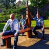 Sitztest bestanden: Auf der neuen Genossenschafts-Bank im Baugebiet Roth nahmen (von links) Helmut Blank, Erbauer und Gestalter Robert Reuscher und Klaus Görlinger Platz.