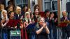Schwungvolles im Buchental: Beherzt machten sich Chor und Band der Singgruppe Urspringen unter Leitung von Simone Sommer beim Sacrosong-Festival mit den Zuhörern „auf den Weg ins Leben“.Foto: Gisela Büdel