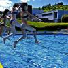 Das macht Laune: Schülerinnen springen ins Schwimmbecken in Lauda.