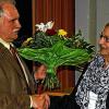 Endlich Ehrenpräsidentin: Regina Rinke wird von Rhönklub-Präsident Ewald Klüber mit Blumen und einer Urkunde geehrt.