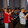 Feierlicher Moment: Wenn das Fatima-Lied gesungen wird und die Gläubigen die brennenden Kerzen erheben, dann ist sie wieder da, die Faszination für die Fatima-Andachten.