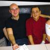 (ak)   Die Stadt Bad Königshofen ist um eine gastronomische Einrichtung reicher: Vor wenigen Tagen eröffneten Patrick Meindl (Zweiter von links) und Stefanie Simmen (links) in der Kellereistraße 43 das „Kulinaria“, eine Art Café-Restaurant im Lounge-Stil, in dem es nach den Worten von Patrick Meindl „ausgefallene Speisen und Getränke geben wird, die man anderswo so zubereitet nicht bekommt.“ Als Beispiele nennt er Fladenbrote , überbackene Käsegerichte oder auch Spare-Rips. „Alles kann auch nach Hause mitgenommen werden“, so Meindl, der außerdem darauf hinweist, dass Speisen und Getränke auf Wunsch auch ins Haus geliefert werden. Zur Seite stehen den beiden „Kulinaria“-Betreibern im Servicebereich Lisa Simmen (rechts), der Koch Roland Köhler sowie einige weitere Mitarbeiter. Patrick Meindl und Stefanie Simmen möchten mit ihrem neuen Lokal ein möglichst breites Publikum, angefangen vom Teenager über Mittvierziger bis hin zu älteren Herrschaften ansprechen. Geöffnet hat das neue Lokal täglich (außer Dienstag und Mittwoch) ab 17 Uhr.