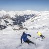 Zeit für den Einkehrschwung? Skifahren auf dem Hintertuxer Gletscher mit Blick auf das Tuxer Fernerhaus