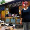 Viel Arbeit nach dem Hochwasser: Moni Kraft am Mittwoch vor ihrer großen Imbissbude an der Gemündener Mainlände.