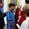 (rv) 38 junge Menschen der Pfarreiengemeinschaft St. Raphael mit den Pfarreien Grettstadt, Unterspiesheim, Oberspiesheim und Gernach feierten mit ihren Familien und Paten in Grettstadt das Sakrament der Firmung. Weihbischof Ulrich Boom und Pfarradministrator Werner Kirchner zelebrierten den feierlichen Gottesdienst. Fragen und Krisen, in die ein Leben geraten kann, verbunden mit der Hoffnung, dass der Glaube den Menschen eine Perspektive und einen Lichtblick geben kann, stellte der Weihbischof in den Mittelpunkt seiner Predigt. Die Firmvorbereitungen mit Pastoralreferent Stefan Heining standen unter dem Motto „Jugendliche stark werden lassen“. Beim Gabengang brachten die Jugendlichen daher einige Gaben symbolisch zum Altar, als Zeichen dafür, was ihnen Kraft gibt, was sie im Leben stärkt. Booms Weg führte weiter nach Werneck. Dort firmte er weitere 61 Jugendliche.