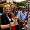 Weinhoheiten und Musik: Prinzessinen mit Spräublöasern.