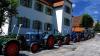 Oldtimer-Parade: Die Bulldogfreunde Rhön präsentierten vor dem Gemeindehaus ihre aufpolierten Traktoren.