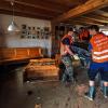 Alles verloren: Im Deggendorfer Stadtteil Fischerdorf, vom Hochwasser am stärksten betroffen, tragen Studenten eine vom Hochwasser zerstörte Couch aus einem Wohnzimmer.