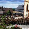 (ec)   Das Spezialbataillon 464 aus Speyer feierte mit dem evangelischen Militärpfarrer Ulrich Kronenberg auf dem Kreuzberg einen Gottesdienst. Herzlich begrüßte der Guardian des Kloster Kreuzberg, Pater Martin Domogalla, die rund 300 Soldaten und Soldatinnen, die am Gottesdienst teilnahmen. Das Pionier-Bataillon befindet sich derzeit auf einer Übung in der Kaserne Wildflecken. Die Ansprache bezog sich auf das Evangelium von Zachäus. Der tragende Gedanke: Gott spricht dich an. Gott will bei dir einkehren. Anschließend hatten die Soldaten Zeit für eine „Bierverköstigung.“