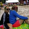 Schildkröte Monti als Maskottchen: Die Altenfurterinnen Sabrina Behr (rechts) und Maja Schadt sind mit Schwimmtier angereist.