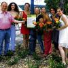 Fotoshooting im Rosenbeet: Städte entlang der Romantischen Straßen haben sich Beete mit der neugezüchteten Rosensorte „Romantische Straße“ zugelegt. In Röttingen präsentierte Bürgermeister Martin Umscheid mit dem Ensemble der Festspiele die neue Rose.