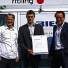 Spezialist der Haustechnik: Der Dachverband SHK zertifizierte die Obersinner Firma Heizungsbau-Ries als „Meister der Elemente“. Darüber freuen sich Erhard Kimling (rechts) und Frank Schneider (links) mit Geschäftsinhaber Bastian Weikinger.