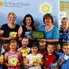 Viele kleine Schlaumäuse: Über das neue Lernprogramm und einen neuen Tablet-PC freuten sich nicht nur die Kleinen aus dem Hendunger Kindergarten, sondern auch (hinten von links) Simon Liepold von Microsoft Deutschland, Beate Machon vom Johannisverein, die Bundestagsabgeordnete Dorothee Bär, Kindergartenleiterin Gabriele Werner, Kinderpflegerin Hannelore Kraus und die Elternbeiratsvorsitzende Nicole Koch.
