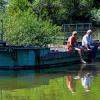 Gekauft: Das alte Waschschiff in der „Eibelstadter Bucht“ (im Bild mit Gerhard Braun, rechts, dem Vorsitzenden des Eibelstadter Wassersport-Clubs, und Platzwart Wolfgang Janoschka) zieht bald um gen Würzburg. Statt zum Schrotthändler gezogen zu werden, könnte das Schiff wieder eine große Zukunft in der Stadt haben.