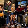 Nerd-Quartett mit heißer Blondine: Sheldon (Jim Parsons), Leonard (Johnny Galecki), Penny (Kaley Cuoco), Howard (Simon Helberg) und Raj (Kunal Nayyar).